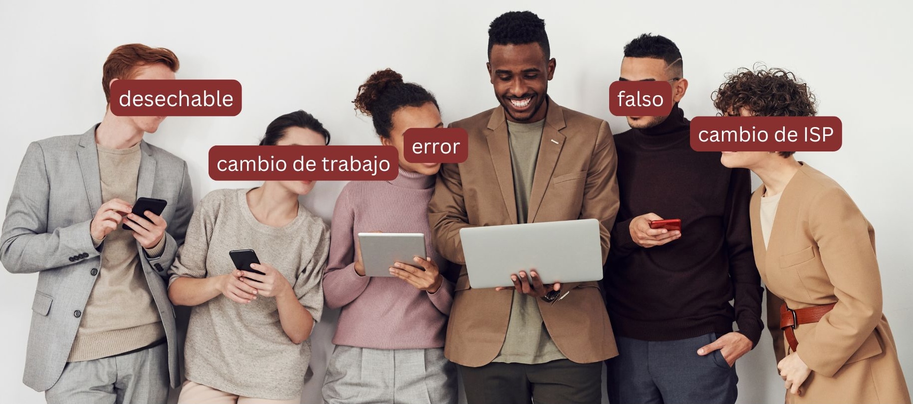 Personas revisando errores en direcciones de email